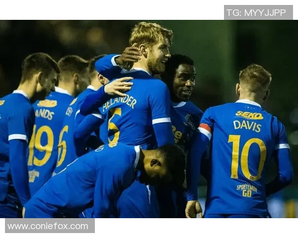 欧联杯焦点战里昂与那不勒斯互交白卷红牌事件引发全场热议