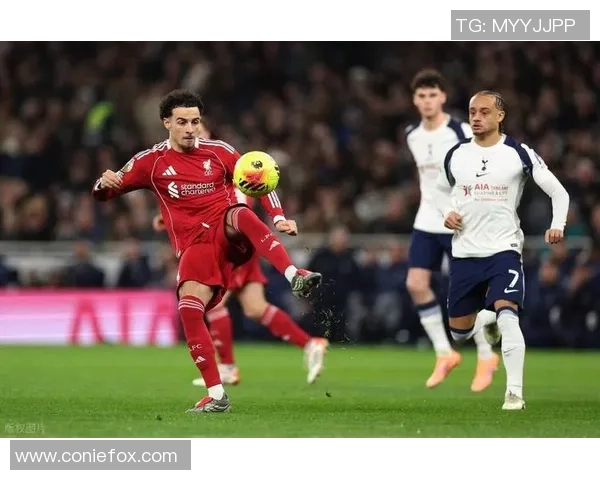 意甲激战：利物浦险胜巴黎圣日耳曼红牌争议引发全场热议